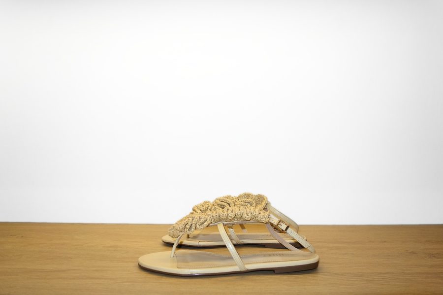 Sandalo infradito piatto beige con fiori in rafia Schutz donna